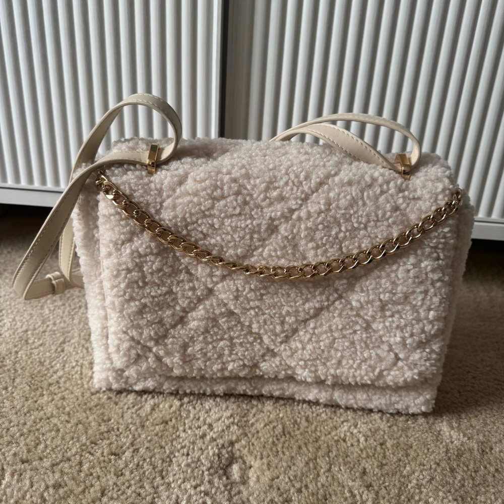 Sherpa Quilted Women's Bag with Gold Chain